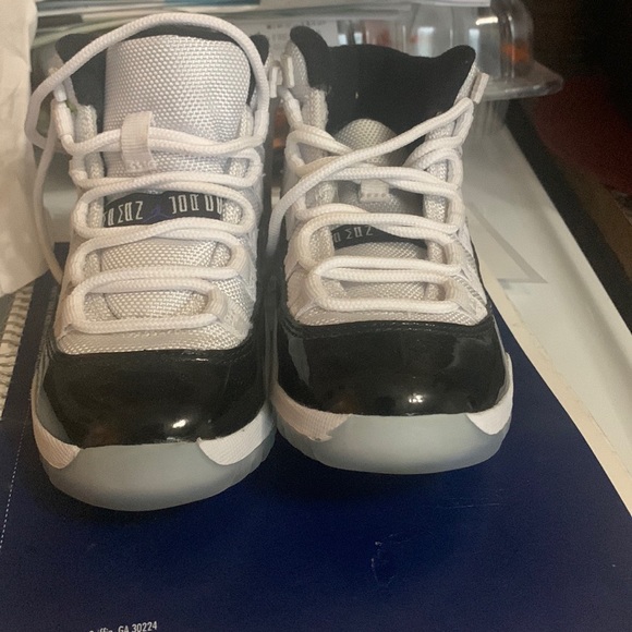 Jordan 11 Retros only worn twice. No flaws and still practically brand new - Picture 3 of 3